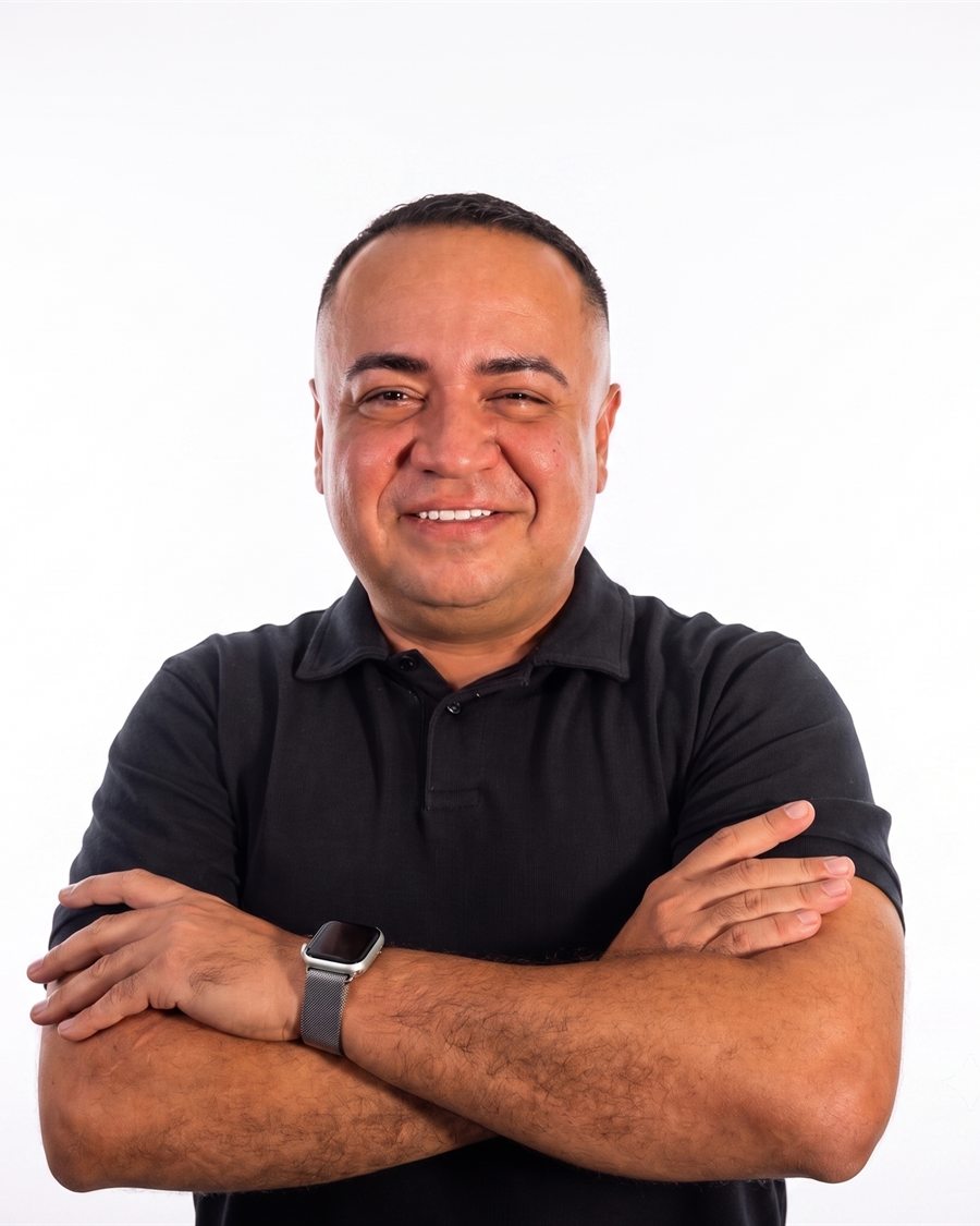 Paulinho dos Leilões, de braços cruzados, camisa polo preta